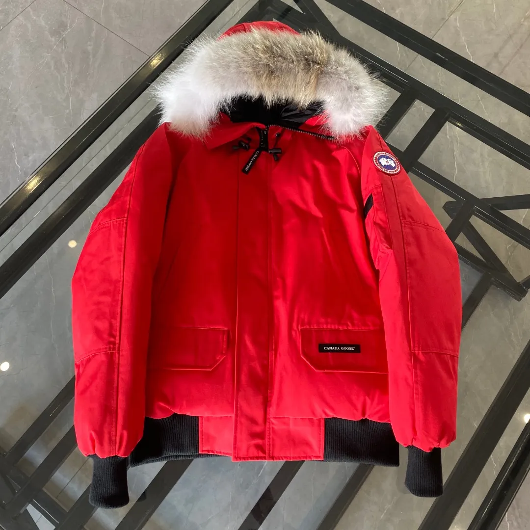 P760 Canada goose/Canada Goose 01 Couple Expedition Parka Down Jacket, authentic original version, you need to compare with the original to check it out at any time, all accessories are customized from the original factory 💯The softness and hardness of the fabric is compared with the original, and it can be restored by kneading at will (fabric misunderstanding: Fabrics with high hardness are not waterproof. Only when you buy the latest authentic version this year will you notice the softness and comfort of the fabric) 💯The down is synchronized with the authentic white duck down, fluffy and not lumpy. Electronically controlled velvet filling machine 💯Customized zippers with authentic YKK military-grade copper core zipper pullers, high hardness and no jamming 💯The fur collar is purchased from Western Canada coyote skin original customization 💯All workmanship and wiring are controlled by workers with more than ten years of experience. They must be horizontal and vertical, and are not allowed to twist. The inner wiring density is more sophisticated. Feel free to compare 💯Big goose label Collar label Washed label Hangtag Zipper cord Pocket label Back label, collar velvet, Velcro fasteners, cuffs, all details are updated simultaneously with genuine products. The best version, the most complete color matching, all kinds of battle products. Color: off-white, black, charcoal gray, navy blue, red, blue. Size: XS-XXL